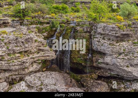 Pittoresque Niagara Falls sur la rivière Cievna. Monténégro, près de Podgorica Banque D'Images