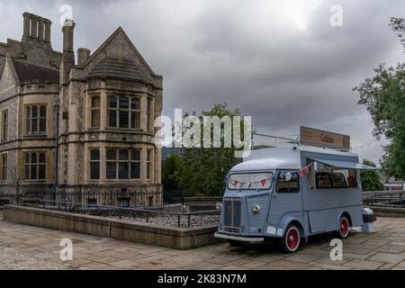 Winchester, Royaume-Uni - 8 septembre 2022 : minibus Old-timer et boutique de cafés garés dans le centre-ville historique de Winchester Banque D'Images