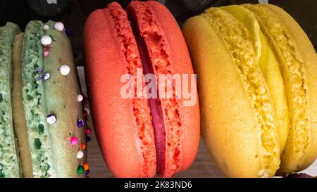 Gros plan de trois macarons français frais aux couleurs vives Banque D'Images