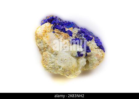Macro bleu azurite cluster sur matrice blanche cristal isolé sur fond noir Banque D'Images