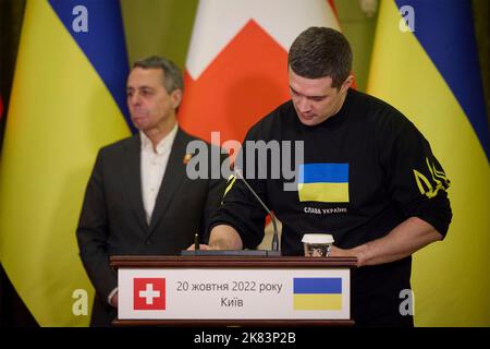 Kiev, Ukraine. 20 octobre 2022. Le vice-Premier ministre ukrainien Mykhailo Fedorov, à droite, signe un accord d’aide numérique alors que le président suisse Ignazio Cassis, à gauche, s’occupe de la cérémonie au Palais de l’Administration présidentielle de 20 octobre 2022, à Kiev, en Ukraine. Credit: Présidence de l'Ukraine/Bureau de presse présidentiel ukrainien/Alamy Live News Banque D'Images