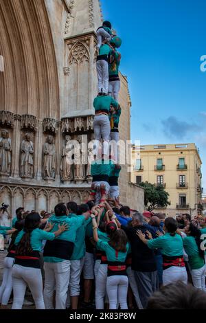 Castells : gente haciendo torres humanas frente a la catedral de Tarragone, espectáculo tradicional en Cataluña, España Banque D'Images