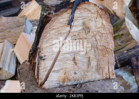 Une hache et une souche tout en hacher du bois de chauffage par temps clair. Banque D'Images