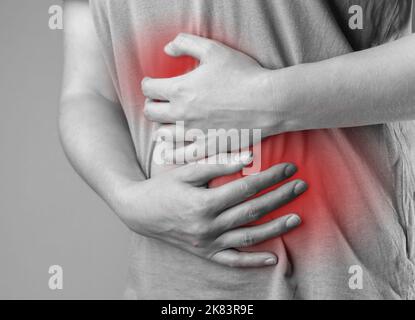 Mal à l'estomac, mal. Douleur aiguë, inflammation de l'abdomen. Photo de haute qualité Banque D'Images