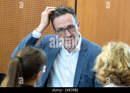 Le secrétaire d'Etat de la région de Bruxelles Pascal Smet en photo lors d'une séance plénière du Parlement de la région de Bruxelles, le jeudi 20 octobre 2022, avec un discours du Premier ministre pour présenter les plans politiques du gouvernement pour l'année politique. BELGA PHOTO NICOLAS MATERLINCK crédit: Belga News Agency/Alay Live News Banque D'Images