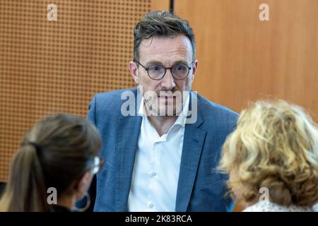 Le secrétaire d'Etat de la région de Bruxelles Pascal Smet en photo lors d'une séance plénière du Parlement de la région de Bruxelles, le jeudi 20 octobre 2022, avec un discours du Premier ministre pour présenter les plans politiques du gouvernement pour l'année politique. BELGA PHOTO NICOLAS MATERLINCK crédit: Belga News Agency/Alay Live News Banque D'Images