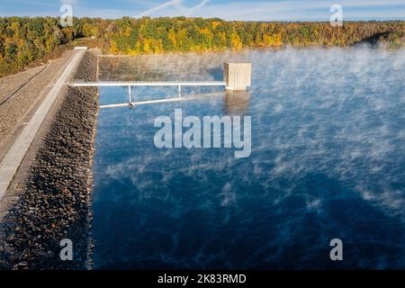 Vue aérienne de drone, d'un pêcheur d'achigan pêchant près de la tour d'admission du barrage lors d'un automne brumeux matin sur le lac Tims Ford dans le Tennessee Banque D'Images