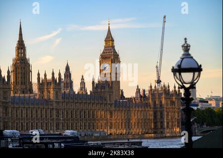 Londres - 17 septembre 2022 : les chambres du Parlement illuminées par la lumière du soleil dorée Banque D'Images