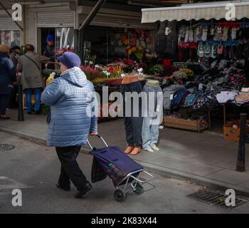 Varsovie, Pologne. 20th octobre 2022. Les gens sont vus à un marché en plein air pour les produits d'épicerie, les articles ménagers et les vêtements est vu à Varsovie, en Pologne, le 20 octobre 2022. Le Fonds monétaire international (FMI) a revu à la baisse les prévisions de croissance de la Pologne pour les deux années consécutives. La croissance devrait diminuer en 2022 et 2023 de 07 % et 1,4 % respectueusement. Les résultats ont été publiés dans le rapport Perspectives de l'économie mondiale de mardi. (Photo de Jaap Arriens / Sipa USA) crédit: SIPA USA/Alay Live News Banque D'Images