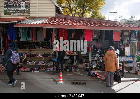 Varsovie, Pologne. 20th octobre 2022. Les gens sont vus à un marché en plein air pour les produits d'épicerie, les articles ménagers et les vêtements est vu à Varsovie, en Pologne, le 20 octobre 2022. Le Fonds monétaire international (FMI) a revu à la baisse les prévisions de croissance de la Pologne pour les deux années consécutives. La croissance devrait diminuer en 2022 et 2023 de 07 % et 1,4 % respectueusement. Les résultats ont été publiés dans le rapport Perspectives de l'économie mondiale de mardi. (Photo de Jaap Arriens / Sipa USA) crédit: SIPA USA/Alay Live News Banque D'Images