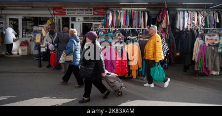 Varsovie, Pologne. 20th octobre 2022. Les gens sont vus à un marché en plein air pour les produits d'épicerie, les articles ménagers et les vêtements est vu à Varsovie, en Pologne, le 20 octobre 2022. Le Fonds monétaire international (FMI) a revu à la baisse les prévisions de croissance de la Pologne pour les deux années consécutives. La croissance devrait diminuer en 2022 et 2023 de 07 % et 1,4 % respectueusement. Les résultats ont été publiés dans le rapport Perspectives de l'économie mondiale de mardi. (Photo de Jaap Arriens / Sipa USA) crédit: SIPA USA/Alay Live News Banque D'Images