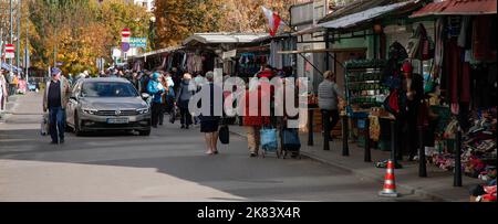 Varsovie, Pologne. 20th octobre 2022. Les gens sont vus à un marché en plein air pour les produits d'épicerie, les articles ménagers et les vêtements est vu à Varsovie, en Pologne, le 20 octobre 2022. Le Fonds monétaire international (FMI) a revu à la baisse les prévisions de croissance de la Pologne pour les deux années consécutives. La croissance devrait diminuer en 2022 et 2023 de 07 % et 1,4 % respectueusement. Les résultats ont été publiés dans le rapport Perspectives de l'économie mondiale de mardi. (Photo de Jaap Arriens / Sipa USA) crédit: SIPA USA/Alay Live News Banque D'Images