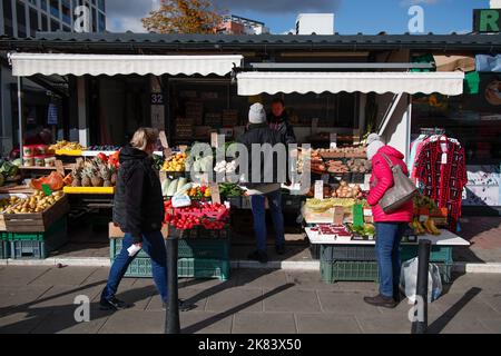 Varsovie, Pologne. 20th octobre 2022. Les gens sont vus à un marché en plein air pour les produits d'épicerie, les articles ménagers et les vêtements est vu à Varsovie, en Pologne, le 20 octobre 2022. Le Fonds monétaire international (FMI) a revu à la baisse les prévisions de croissance de la Pologne pour les deux années consécutives. La croissance devrait diminuer en 2022 et 2023 de 07 % et 1,4 % respectueusement. Les résultats ont été publiés dans le rapport Perspectives de l'économie mondiale de mardi. (Photo de Jaap Arriens / Sipa USA) crédit: SIPA USA/Alay Live News Banque D'Images