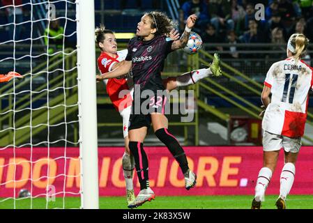 Rome, Italie. 20th octobre 2022. Tereza Szewieczkova (Slavia Praha)Elena Linari (EN TANT que femmes roms) lors du match de la Ligue des champions 2022/23 de l'UEFA Womenâ&#X80;&#x99;s entre AS Roma et Slavia Praha au stade Domenico Francioni Latina le 20 octobre 2022. Credit: Agence de photo indépendante Srl/Alay Live News Banque D'Images