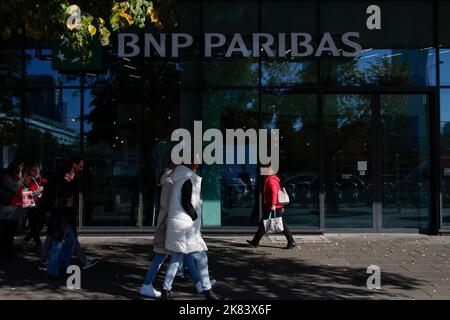 Varsovie, Pologne. 20th octobre 2022. Le 13 octobre 2022, une banque BNP Paribas est vue dans un centre commercial en centre-ville de Varsovie, en Pologne. Le Fonds monétaire international (FMI) a revu à la baisse les prévisions de croissance de la Pologne pour les deux années consécutives. La croissance devrait diminuer en 2022 et 2023 de 07 % et 1,4 % respectueusement. Les résultats ont été publiés dans le rapport Perspectives de l'économie mondiale de mardi. (Photo de Jaap Arriens / Sipa USA) crédit: SIPA USA/Alay Live News Banque D'Images