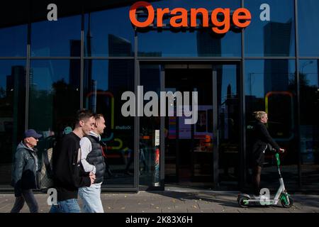 Varsovie, Pologne. 20th octobre 2022. Une boutique de fournisseurs mobiles Organe est vue dans un centre commercial de Strip à Varsovie, Pologne, le 13 octobre 2022. Le Fonds monétaire international (FMI) a revu à la baisse les prévisions de croissance de la Pologne pour les deux années consécutives. La croissance devrait diminuer en 2022 et 2023 de 07 % et 1,4 % respectueusement. Les résultats ont été publiés dans le rapport Perspectives de l'économie mondiale de mardi. (Photo de Jaap Arriens / Sipa USA) crédit: SIPA USA/Alay Live News Banque D'Images