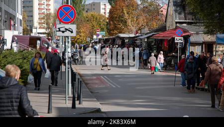 Varsovie, Pologne. 20th octobre 2022. Les gens sont vus à un marché en plein air pour les produits d'épicerie, les articles ménagers et les vêtements est vu à Varsovie, en Pologne, le 20 octobre 2022. Le Fonds monétaire international (FMI) a revu à la baisse les prévisions de croissance de la Pologne pour les deux années consécutives. La croissance devrait diminuer en 2022 et 2023 de 07 % et 1,4 % respectueusement. Les résultats ont été publiés dans le rapport Perspectives de l'économie mondiale de mardi. (Photo de Jaap Arriens / Sipa USA) crédit: SIPA USA/Alay Live News Banque D'Images