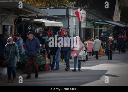 Varsovie, Pologne. 20th octobre 2022. Les gens sont vus à un marché en plein air pour les produits d'épicerie, les articles ménagers et les vêtements est vu à Varsovie, en Pologne, le 20 octobre 2022. Le Fonds monétaire international (FMI) a revu à la baisse les prévisions de croissance de la Pologne pour les deux années consécutives. La croissance devrait diminuer en 2022 et 2023 de 07 % et 1,4 % respectueusement. Les résultats ont été publiés dans le rapport Perspectives de l'économie mondiale de mardi. (Photo de Jaap Arriens / Sipa USA) crédit: SIPA USA/Alay Live News Banque D'Images