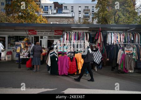 Varsovie, Pologne. 20th octobre 2022. Les gens sont vus à un marché en plein air pour les produits d'épicerie, les articles ménagers et les vêtements est vu à Varsovie, en Pologne, le 20 octobre 2022. Le Fonds monétaire international (FMI) a revu à la baisse les prévisions de croissance de la Pologne pour les deux années consécutives. La croissance devrait diminuer en 2022 et 2023 de 07 % et 1,4 % respectueusement. Les résultats ont été publiés dans le rapport Perspectives de l'économie mondiale de mardi. (Photo de Jaap Arriens / Sipa USA) crédit: SIPA USA/Alay Live News Banque D'Images