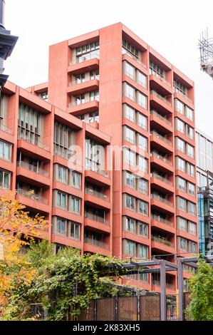 Tapestry Apartments le bâtiment est situé le long de l'écluse de St Pancras, sur le canal Regent's, et surplombe le parc Gasholder Banque D'Images