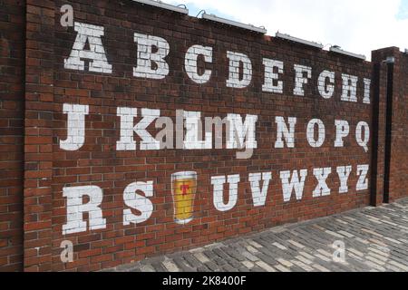 Section de la murale Tennents sur le mur extérieur des brasseries Tennent Caledonian par Smug (Sam Bates) Glasgow Écosse juillet 2022 Banque D'Images