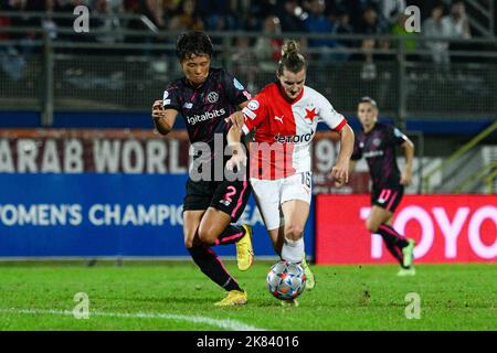 Rome, Italie. 20th octobre 2022. Moeka Minami (EN TANT que femmes roms) Tereza Szewieczkova (Slavia Praha) lors du match de 2022/23 de la Ligue des champions des femmes de l’UEFA entre AS Roma et Slavia Praha au stade Domenico Francioni Latina le 20 octobre 2022. Crédit : Live Media Publishing Group/Alay Live News Banque D'Images