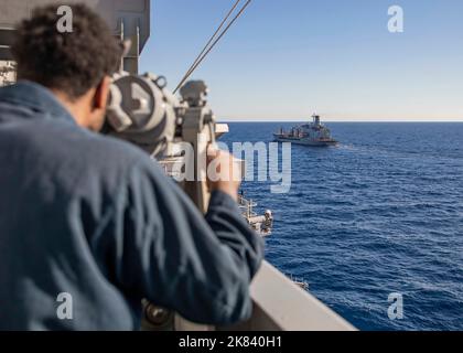 221020-N-MW880-1008 MER ADRIATIQUE (OCT 20, 2022) le Matelot de 1re classe Jordan Randall, affecté au porte-avions USS George H.W. Bush (CVN 77), veille à tribord tandis que le lubrificateur Kanawha (T-AO 196), de la classe Henry J. Kaiser, effectue une reconstitution verticale pendant l'activité de vigilance Neptune Strike 22,2 (NEST 22,2), en mer Adriatique, le 20 octobre 2022. NEST 22,2 est l'évolution naturelle de la capacité de l'OTAN à intégrer les capacités de guerre maritime haut de gamme d'un groupe de grève des transporteurs pour soutenir la défense de l'alliance en Europe. (É.-U. Bleu marine ph Banque D'Images