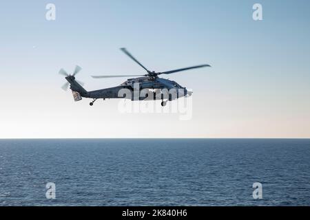 221020-N-MW880-1033 MER ADRIATIQUE (OCT 20, 2022) un MH-60s Knighthawk, affecté à l'Escadron de combat en mer (HSC) 5, effectue le réapprovisionnement vertical avec le porte-avions de la classe Nimitz USS George H.W. Bush (CVN 77) pendant l'activité de vigilance Neptune Strike 22,2 (NID 22,2) menée par l'OTAN, dans la mer Adriatique, le 20 octobre 2022. NEST 22,2 est l'évolution naturelle de la capacité de l'OTAN à intégrer les capacités de guerre maritime haut de gamme d'un groupe de grève des transporteurs pour soutenir la défense de l'alliance en Europe. (É.-U. Photo de la marine par le spécialiste de la communication de masse 3rd classe Samuel Wagner) Banque D'Images