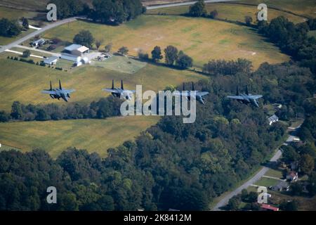 Les aigles F-15E Strike affectés à l'escadron de chasseurs 335th survolent la Caroline du Nord, après un déploiement de six mois avec le Commandement central de la Force aérienne, à la base aérienne Seymour Johnson, en Caroline du Nord, le 14 octobre 2022. Le FS 335th et le Fighter Generation Squadron 335th ont déployé plus de 350 personnes à AFCENT pour ce déploiement. (É.-U. Photo de la Force aérienne par le premier Airman David Lynn) Banque D'Images