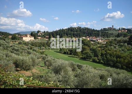 Vue sur la campagne environnante depuis la terrasse du jardin du Chevalier dans les jardins Boboli Florence Italie Banque D'Images