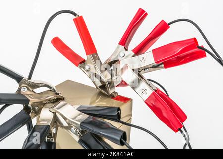 Groupe de pinces crocodiles/pinces crocodiles rouges positif et négatif de la batterie surchargé. Pour surcharge électrique, concept de surcharge d'informations. Banque D'Images