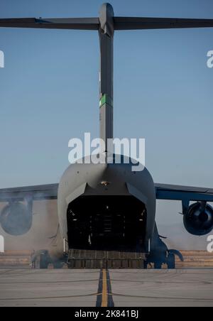 Les professionnels de l’entretien de la base interarmées Lewis-McChord, WA, préparent le C-17 Globemaster III pour les opérations de la mission durant l’exercice Gunfighter Flag 23-1 à la base aérienne de Mountain Home, ID, 18 octobre 2022. Le terrain et l'espace aérien du complexe Mountain Home Rang offrent au ministère de la Défense des possibilités d'entraînement uniques et stimulantes de 9 600 milles. (É.-U. Photo de la Force aérienne par le sergent d'état-major. Joshua Hoskins) Banque D'Images