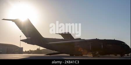 Les professionnels de l’entretien de la base interarmées Lewis-McChord, WA, préparent le C-17 Globemaster III pour les opérations de la mission durant l’exercice Gunfighter Flag 23-1 à la base aérienne de Mountain Home, ID, 18 octobre 2022. Le terrain et l'espace aérien du complexe Mountain Home Rang offrent au ministère de la Défense des possibilités d'entraînement uniques et stimulantes de 9 600 milles. (É.-U. Photo de la Force aérienne par le sergent d'état-major. Joshua Hoskins) Banque D'Images