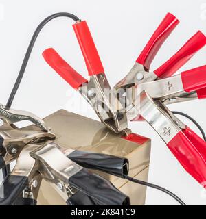 Groupe de pinces crocodiles/pinces crocodiles rouges positif et négatif de la batterie surchargé. Pour surcharge électrique, concept de surcharge d'informations. Banque D'Images