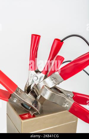 Groupe de pinces crocodiles/pinces crocodiles rouges positif/positif de borne de batterie + surchargé. Pour surcharge électrique, concept de surcharge d'informations. Banque D'Images