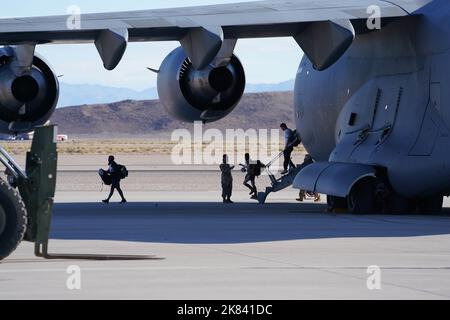 Des aviateurs de la Force aérienne des États-Unis affectés au débarquement de la 432nd Escadre/432nd Escadre expéditionnaire aérienne d'un C-17 à la base aérienne de Creech, Nevada (6 août 2022). Les aviateurs revenaient d'un déploiement en Afrique. (É.-U. Photo de la Force aérienne par Airman 1st classe Ariel O'Shea) Banque D'Images