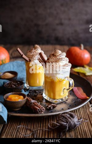 Délicieux latte aux épices à la citrouille nappée de crème fouettée Banque D'Images