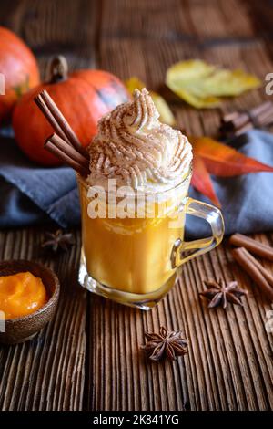 Délicieux latte aux épices à la citrouille nappée de crème fouettée Banque D'Images