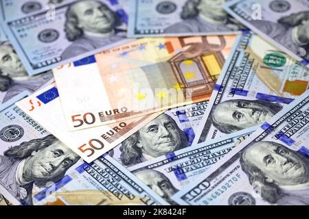 Dollars AMÉRICAINS et billets en euros. Économie américaine et européenne, taux de change Banque D'Images