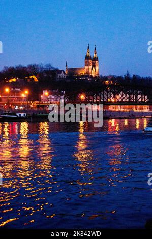 Tours jumelles néo-gothiques et pignon triangulaire couronnant de la rivière Vltava à Prague, République tchèque. Banque D'Images