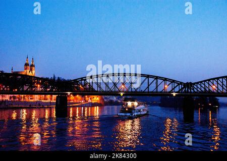 Tours jumelles néo-gothiques et le pont ferroviaire Višehrad sur la rivière Vltava à Prague, République tchèque. Banque D'Images