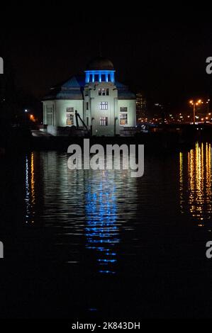 Ancienne centrale hydroélectrique de l'île de Stvanice sur la rivière Vltava à Prague, République tchèque. Banque D'Images