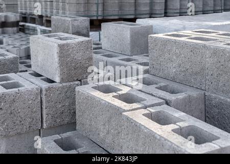 Palette de blocs de Cinder en béton, matériaux de construction de formes de briques en uniforme gris. Nouveau pour une utilisation sur site de construction en europe Banque D'Images