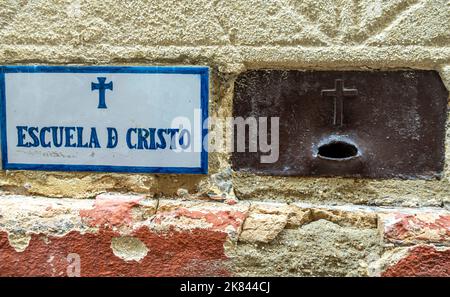 Eglise offrant Metal Box à l'extérieur. Séville, Espagne. L'École du Christ de la Nativité, Séville, Espagne . Panneau Escuela D Cristo. Banque D'Images