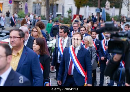 Paris, France, 20/10/2022. Marine le Pen, Jordan Bardella et des députés du rassemblement National rendent hommage à Lola, une jeune fille de 12 ans assassinée par un clandestin algérien à Paris, en faisant une minute de silence devant l'Assemblée nationale. Pierre Galan/Alamy Live News Banque D'Images