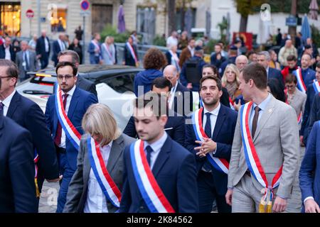 Paris, France, 20/10/2022. Marine le Pen, Jordan Bardella et des députés du rassemblement National rendent hommage à Lola, une jeune fille de 12 ans assassinée par un clandestin algérien à Paris, en faisant une minute de silence devant l'Assemblée nationale. Pierre Galan/Alamy Live News Banque D'Images