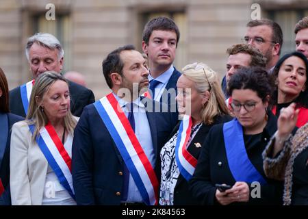 Paris, France, 20/10/2022. Marine le Pen, Jordan Bardella et des députés du rassemblement National rendent hommage à Lola, une jeune fille de 12 ans assassinée par un clandestin algérien à Paris, en faisant une minute de silence devant l'Assemblée nationale. Pierre Galan/Alamy Live News Banque D'Images