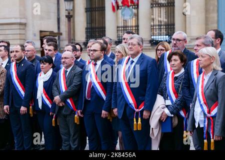 Paris, France, 20/10/2022. Marine le Pen, Jordan Bardella et des députés du rassemblement National rendent hommage à Lola, une jeune fille de 12 ans assassinée par un clandestin algérien à Paris, en faisant une minute de silence devant l'Assemblée nationale. Pierre Galan/Alamy Live News Banque D'Images