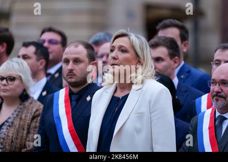 Paris, France, 20/10/2022. Marine le Pen, Jordan Bardella et des députés du rassemblement National rendent hommage à Lola, une jeune fille de 12 ans assassinée par un clandestin algérien à Paris, en faisant une minute de silence devant l'Assemblée nationale. Pierre Galan/Alamy Live News Banque D'Images