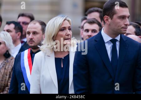 Paris, France, 20/10/2022. Marine le Pen, Jordan Bardella et des députés du rassemblement National rendent hommage à Lola, une jeune fille de 12 ans assassinée par un clandestin algérien à Paris, en faisant une minute de silence devant l'Assemblée nationale. Pierre Galan/Alamy Live News Banque D'Images